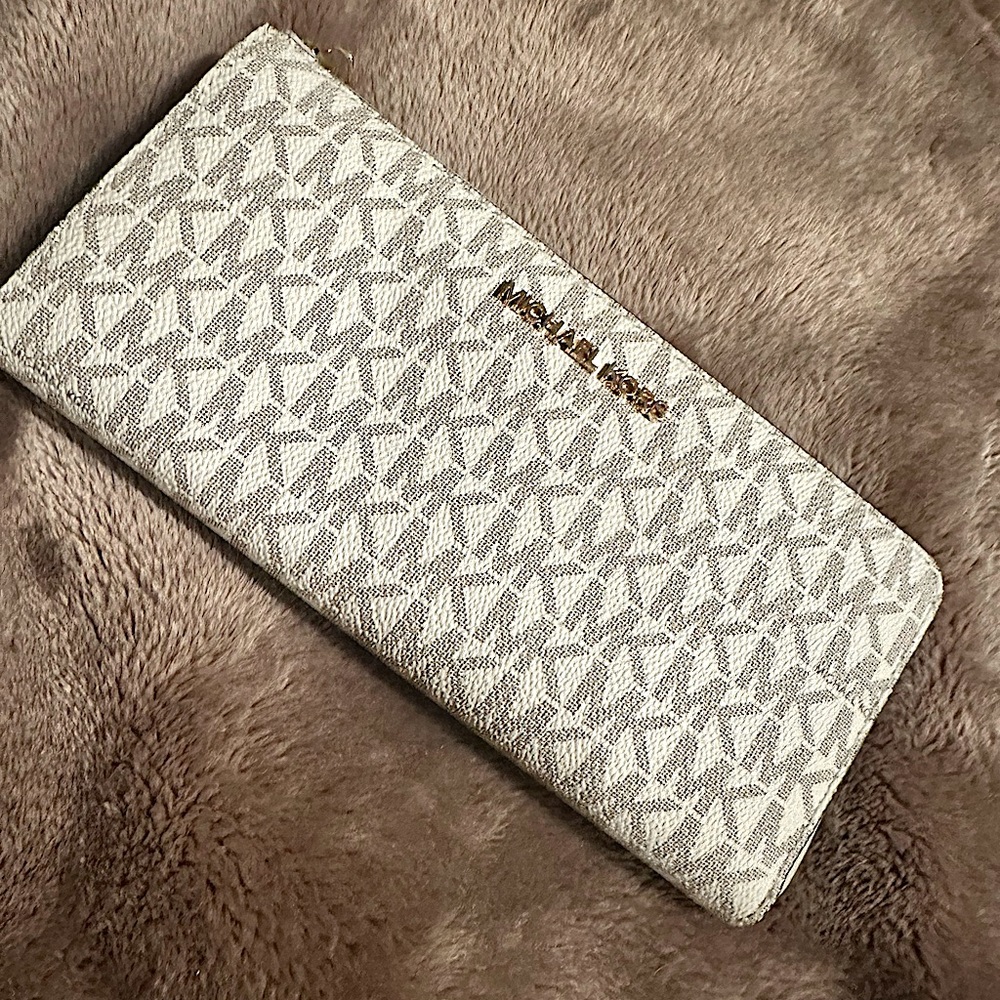 This is a Michael Kors Wallet in color Vanilla/white . It is in great condition